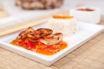 Gebratenes Fleisch süß sauer mit Reis