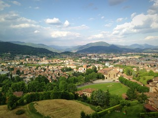 Fototapeta na wymiar citta' di Bergamo vista dall 'alto