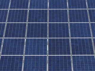 Blaue Solarzellen einer Solaranlage mit Solarmodulen für Photovoltaik in Augustdorf bei Detmold am...