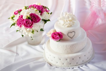 Obraz na płótnie Canvas Traditional wedding cake with rose flowers