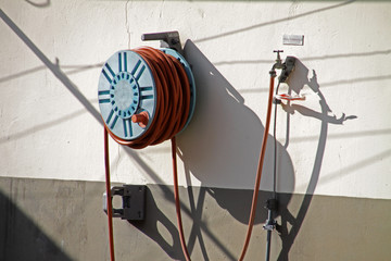 Gartenschlauch an einer Hauswand