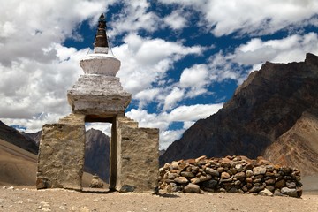 Stupa and mani wall around Pidmu village - Zanskar trek