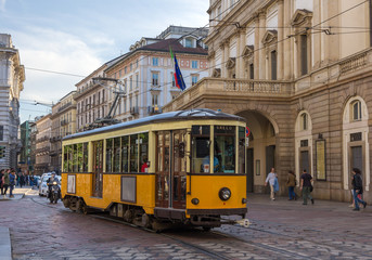 Obraz premium Stary tramwaj przejeżdżający obok teatru La Scala w Mediolanie