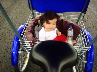 Bebe en triciclo