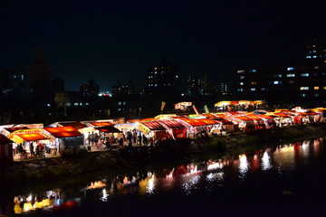 夜市の灯り