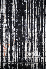 Obraz premium A white brick wall with streaks of bitumen.