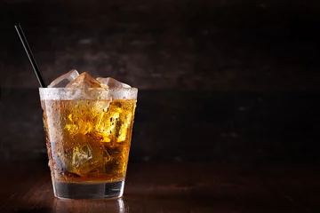 Abwaschbare Fototapete Alkohol Glas Scotch Whisky und Eis