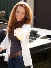 Junge Frau mit Führerschein