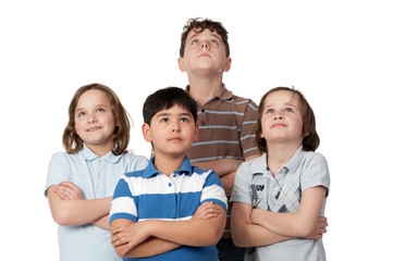 kindergruppe schaut nach oben