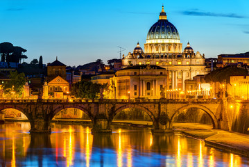 Naklejka na ściany i meble Nocny widok na katedrę Świętego Piotra w Rzymie