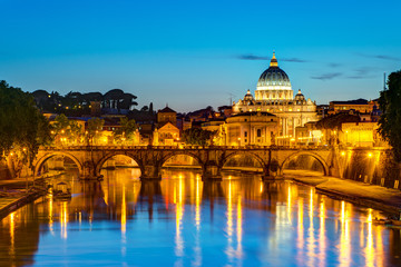 Obraz na płótnie Canvas Nocny widok na katedrę Świętego Piotra w Rzymie
