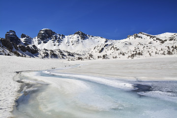 Fototapeta na wymiar lac d'allos gelé