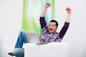 begeisterter mann jubelt