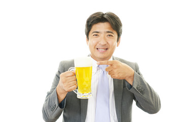 ビールを飲む笑顔のサラリーマン