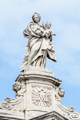Fototapeta na wymiar Statua z przodu Santa Maria Maggiore. Roma