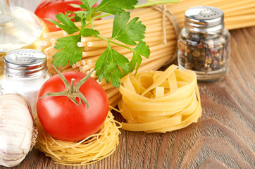 Setting pasta with tomato and garlic