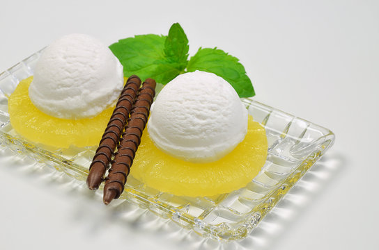 Vanilleeis mit Ananas