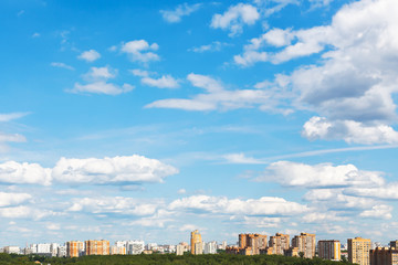 Obraz premium urban street under blue sky with fluffy clouds