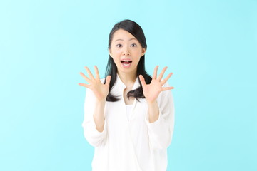 驚く若い女性