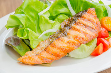 Grill salmon salad