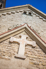 Kreuz abstrakt an Außenwand