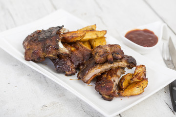 Spare Rips mit Kartoffeln und Barbecuesauce