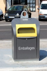 Conteneur enterr&eacute; : ' emballages '