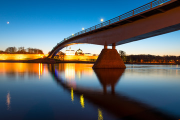 Obraz premium Night photo of the bridge overlooking the Novgorod Kremlin