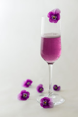 Veilchenprosecco mit Blüten