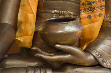 Buddhas Hände in Bronze mit einer Opferschale