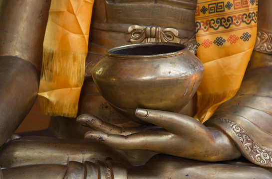 Buddhas H&auml;nde in Bronze mit einer Opferschale