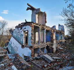 Ruins of an old   brick house.