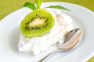 Pavlova meringue with kiwifruit slices