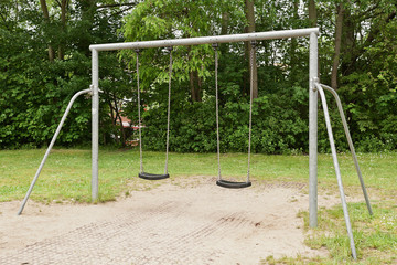 Verlassene Schaukel auf einem Spielplatz