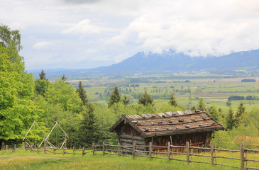 Landschaft mit Holzh&uuml;tte