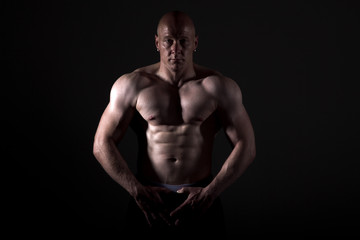 Fototapeta na wymiar Bodybuilder Oberkörper nackt mit viel Muskeln Porträt