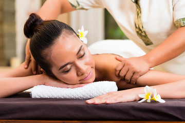 Obraz na płótnie Canvas Indonesian woman wellness massage in spa