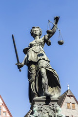 Fototapeta na wymiar Justitia (Lady Justice) rze¼ba na placu Roemerberg w ks