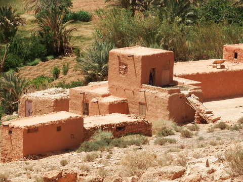 ferme berbère vers la vallée du Ziz  (Maroc)