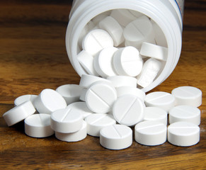 Fototapeta na wymiar Lek doustny, paracetamol, białe tabletki.