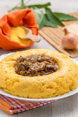 Spezzatino di carne in un anello di polenta gialla