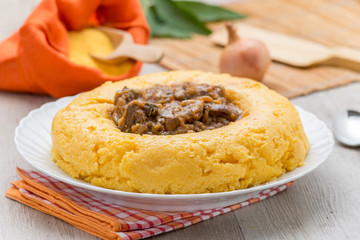 Spezzatino di carne in un anello di polenta gialla