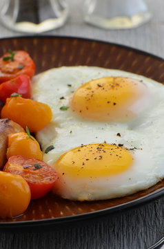 Fried eggs and cherry tomatoes