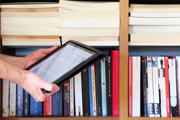 Frau hält e-book