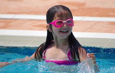 fillette à la piscine