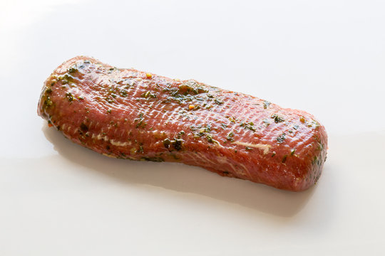 Lammfilet roh in Marinade als Freisteller