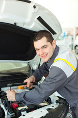 automotive mechanic tightening using a torque wrench