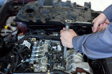 automotive mechanic tightening using a torque wrench