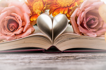 Antikes Buch mit Herz und Blumen