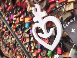 Anker an Brücke mit Liebesschlössern